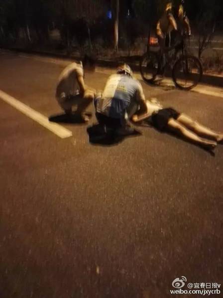女子夜跑被自行车当场撞死 江西宜春