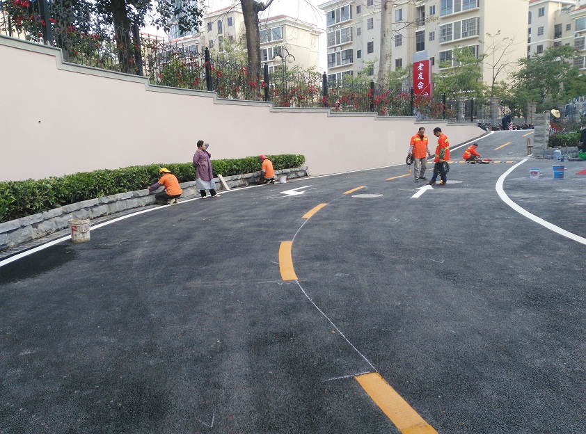 南宁老友会道路热熔划线施工现场