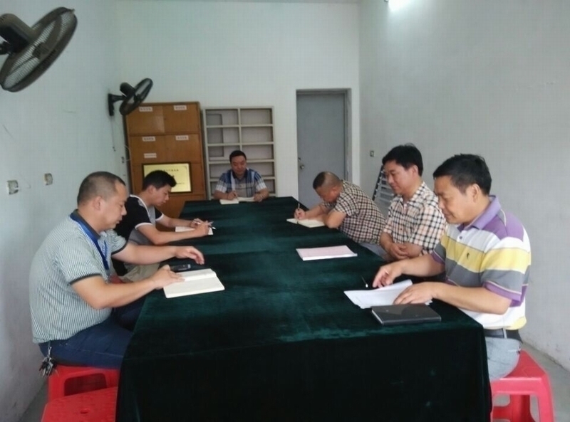 三伏潭二小校级领导开展批评与自我批评活动